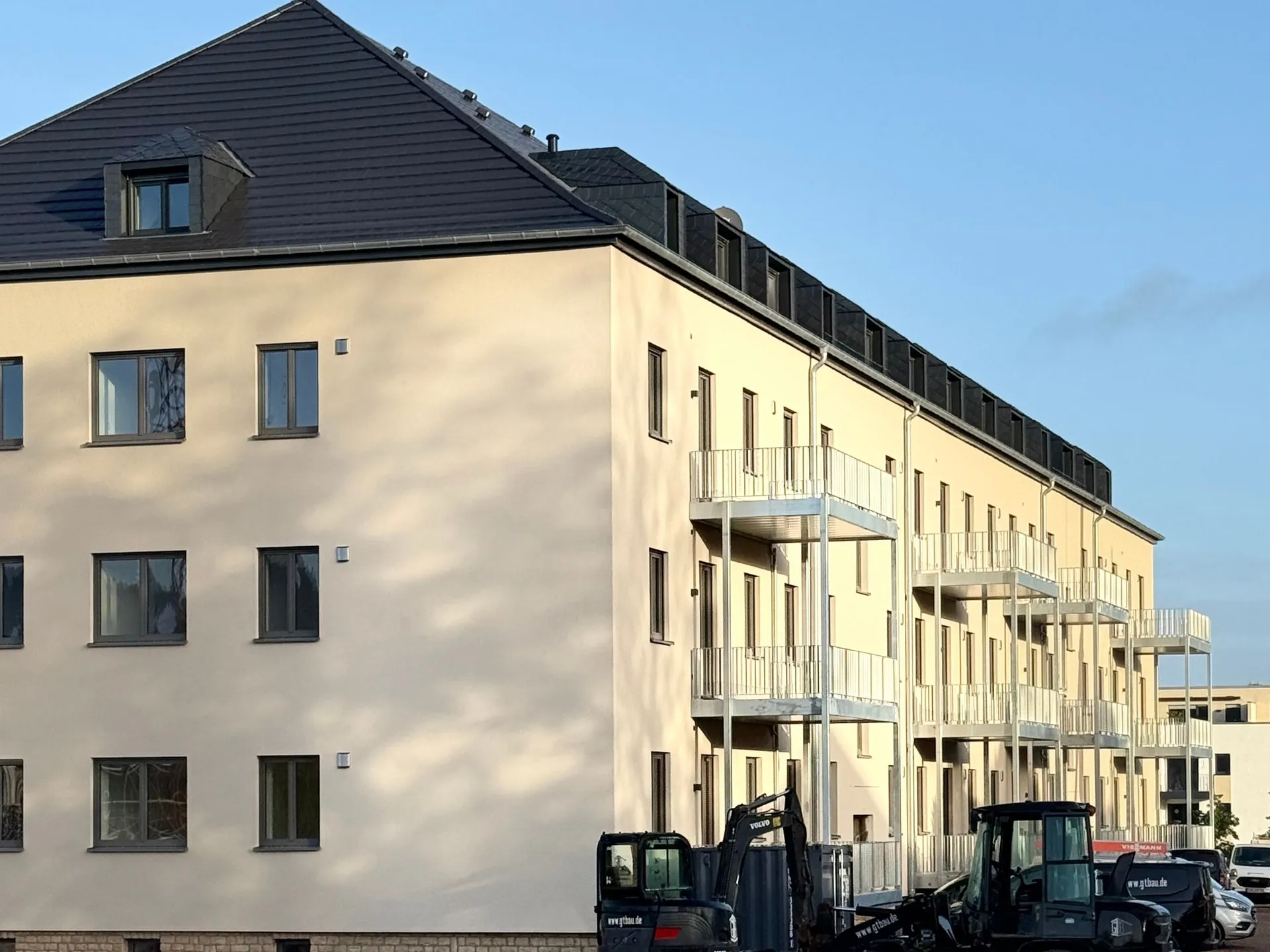 Gebäude 054 Am Südtor in Saarburg-Beurig im Bau, Oktober 2026: Fassade und Balkone fertig, Außenanlagen im Bau