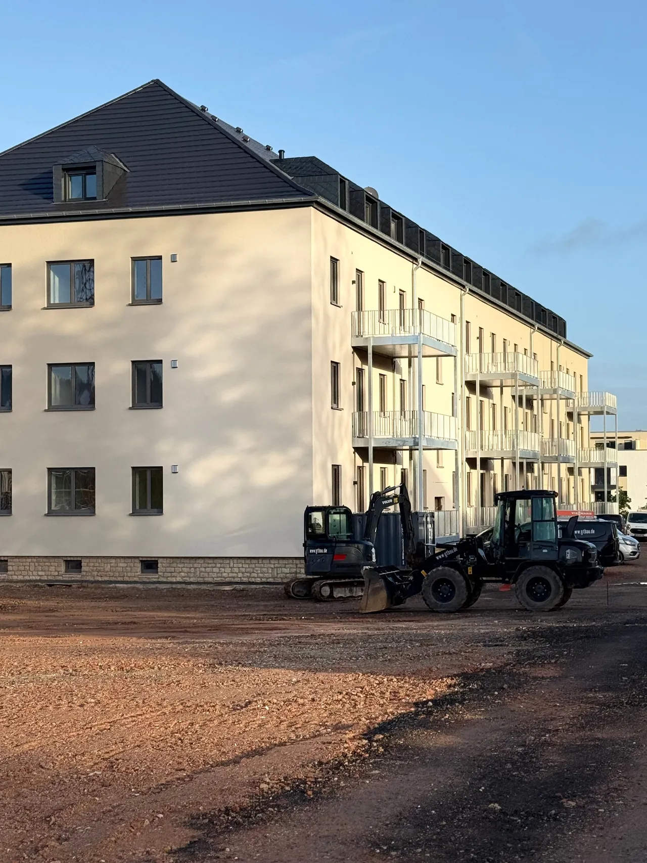 Gebäude 054 Am Südtor in Saarburg-Beurig im Bau, Oktober 2026: Fassade und Balkone fertig, Außenanlagen im Bau