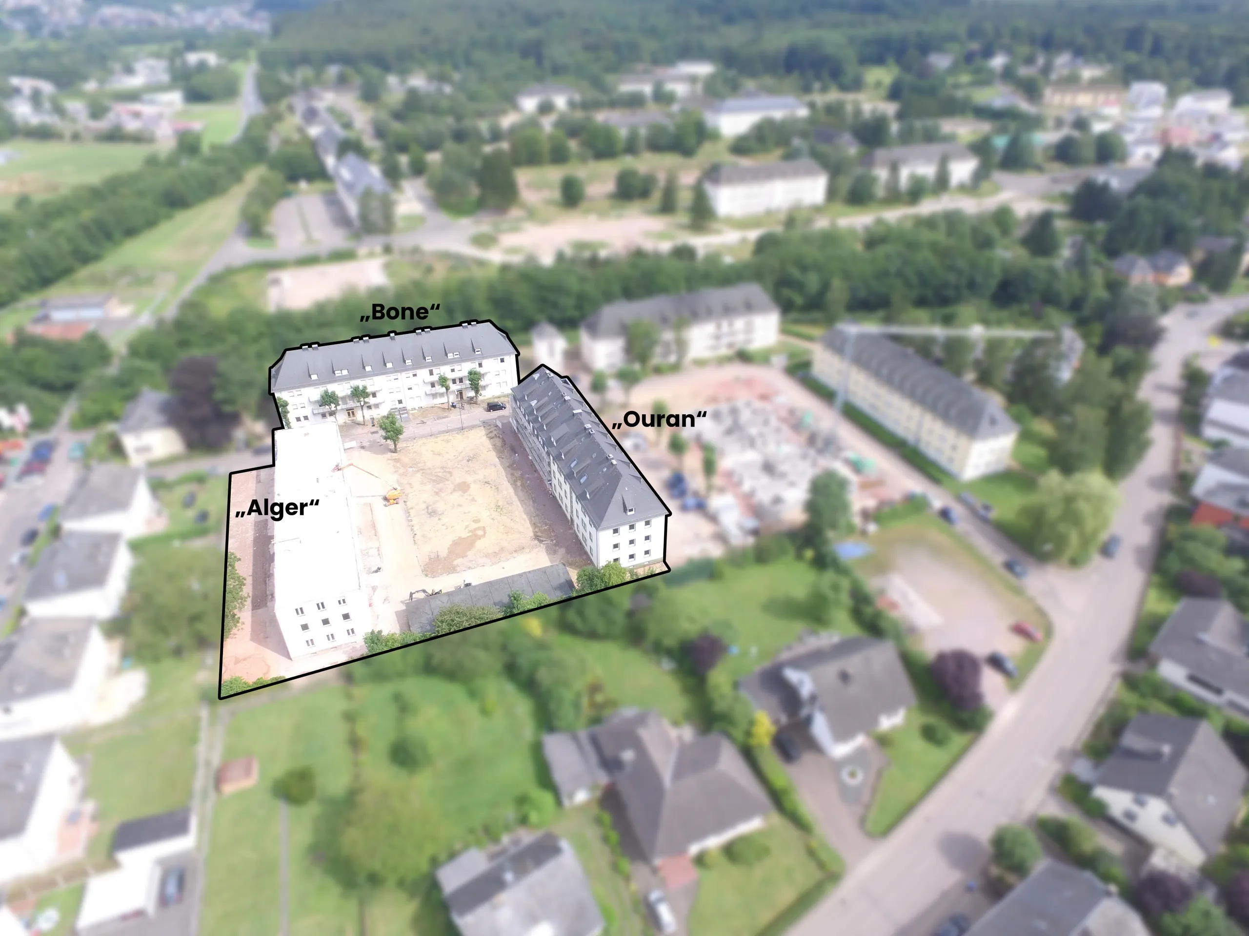 Luftbild der sanierten Kasernengebäude „Ouran", „Alger" und „Bone" in der Cité Nord Saarburg