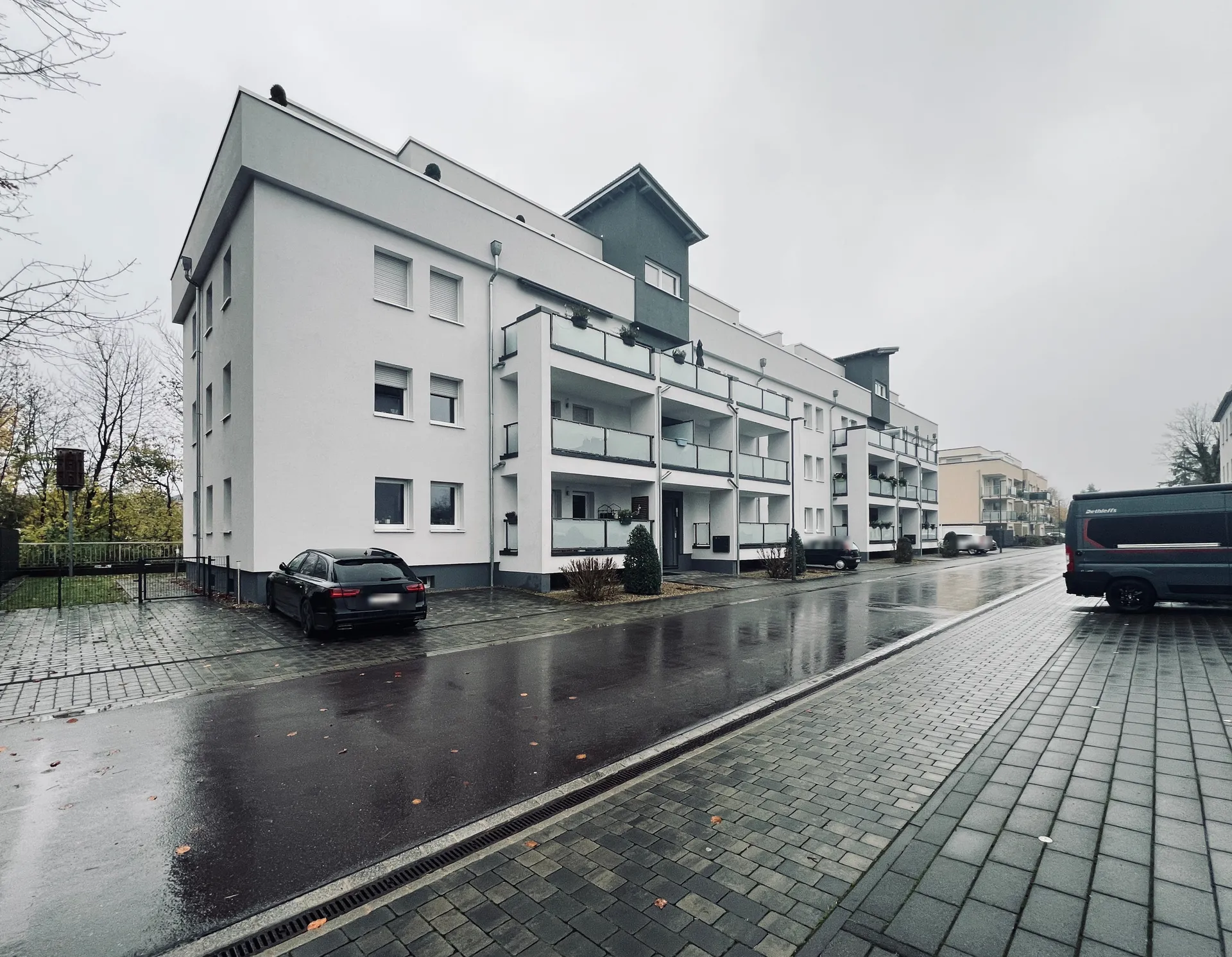 Saniertes Kasernengebäude „Alger" mit Balkonen und Staffelgeschoss, Cité Nord Saarburg