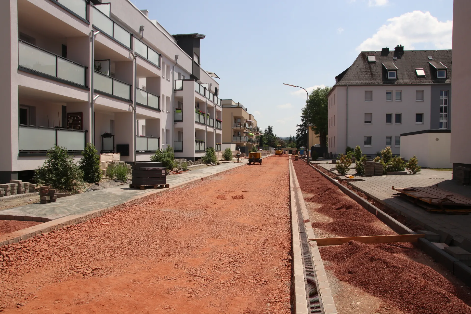 Gebäude „Alger" in der Cité Nord Saarburg während der Arbeiten an den Außenanlagen