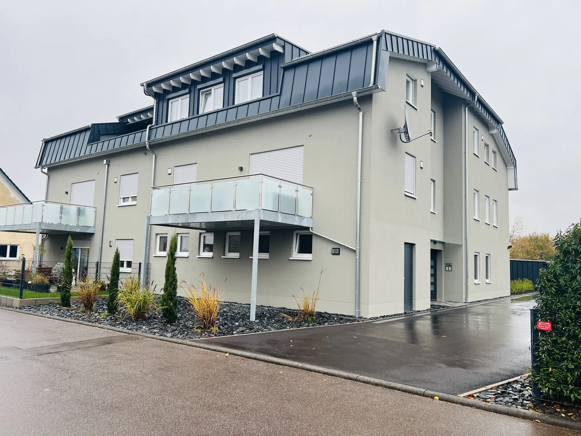 Neubau in der Ockfenerstraße in Saarburg mit Balkonen und Dachgauben