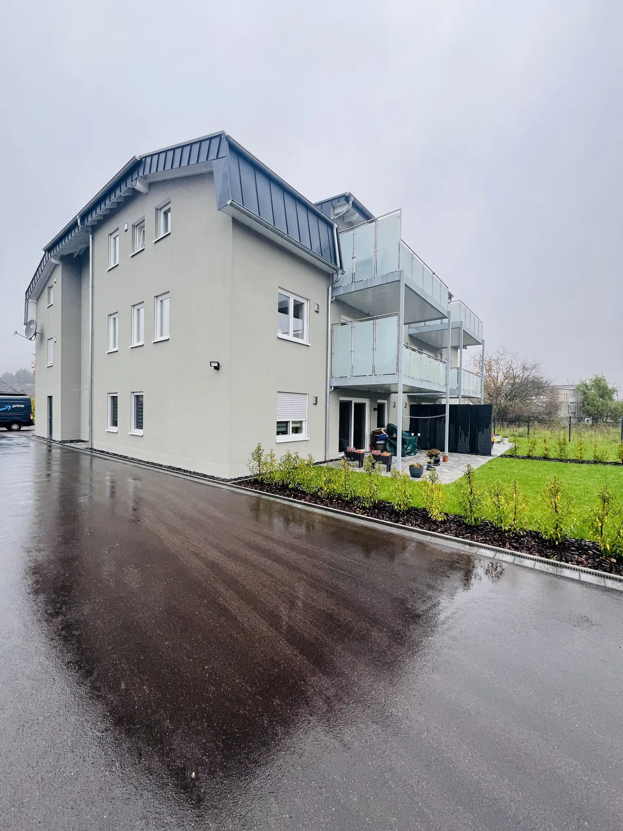 Neubau in der Ockfenerstraße in Saarburg mit Balkonen und Dachgauben