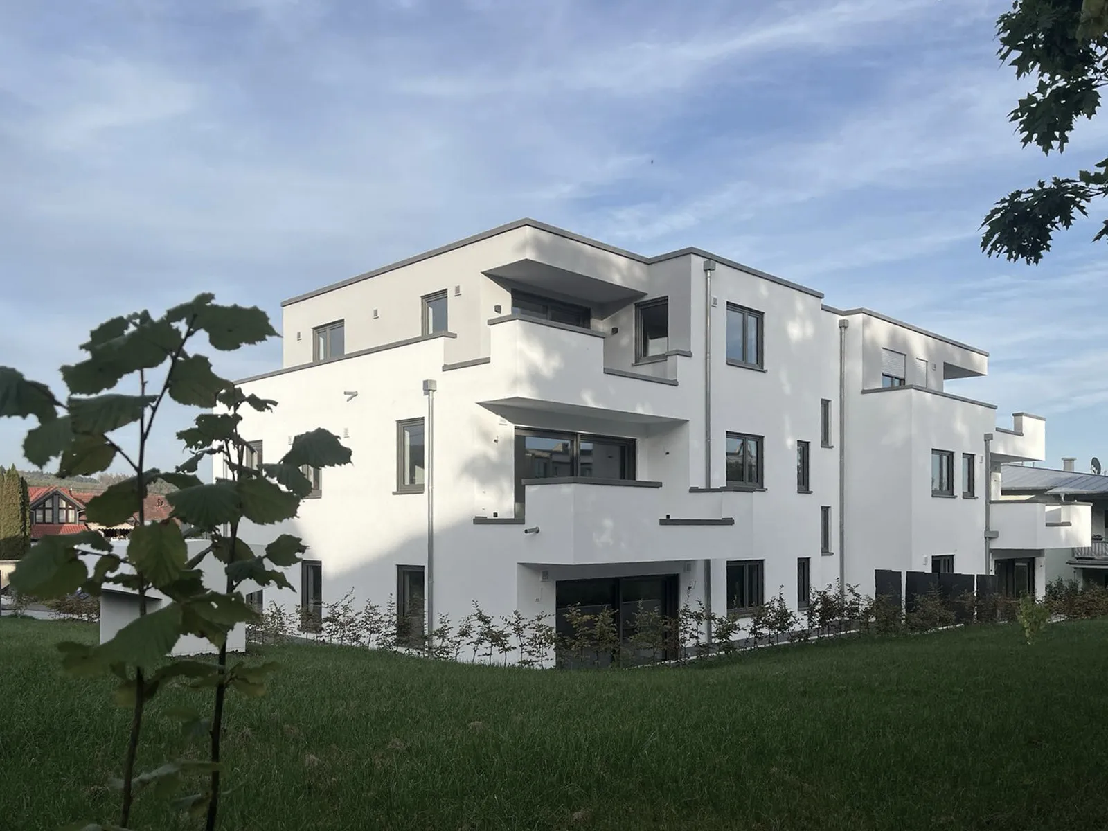 Wohnen im Luftkurort, Weiskirchen: das fertiggestellte Gebäude mit Terrassen und Loggien