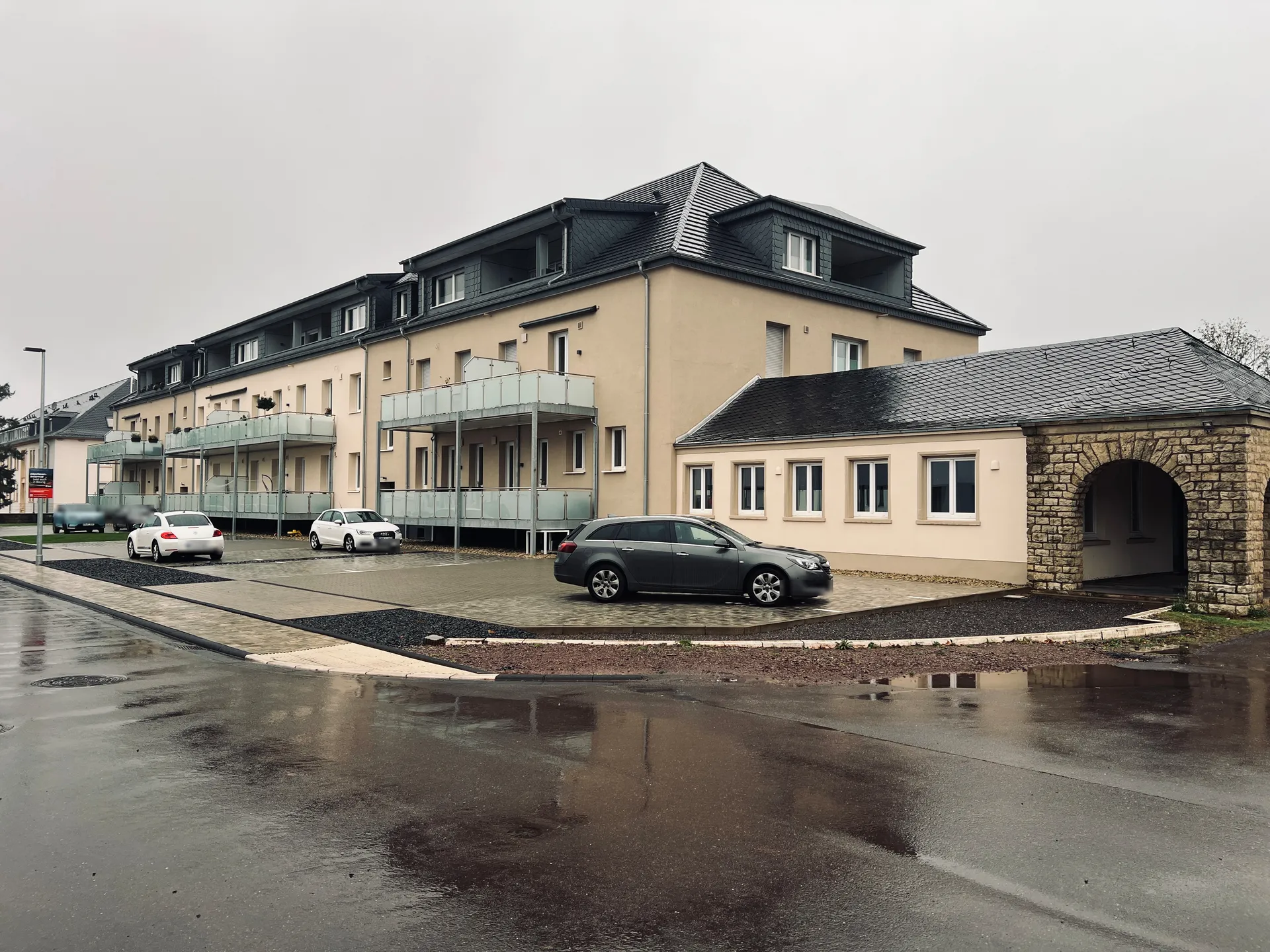 Saniertes Kasernengebäude „Kaserne 01" in der Irscher Straße, Saarburg-Beurig, mit Balkonen und Torbogen