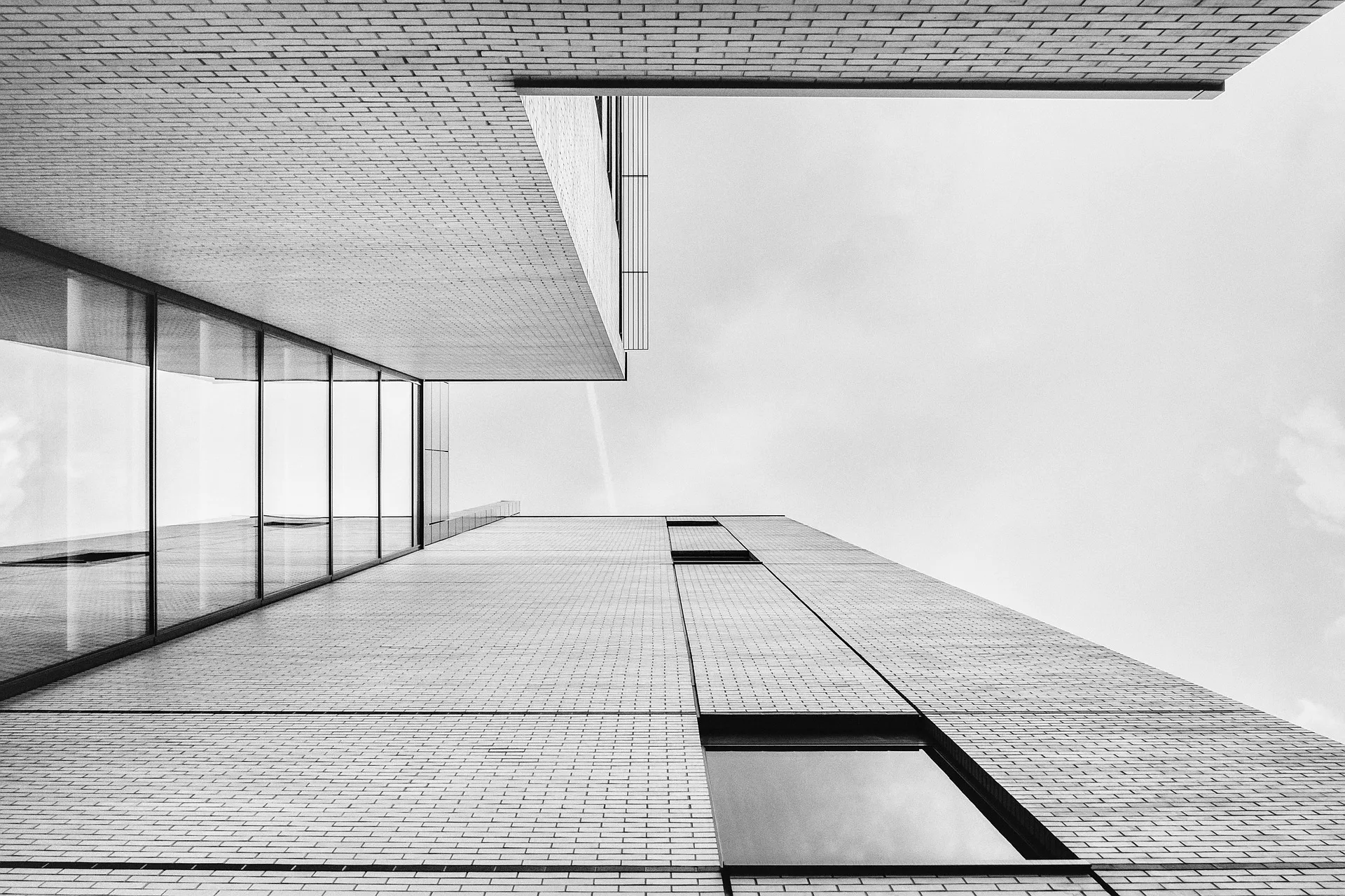 Moderne Glasfassade eines Wohngebäudes von unten fotografiert
